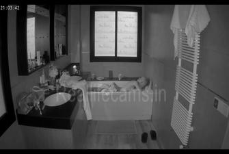 Reallifecam - Mini and Tim have fun in bath ,28 01 2026